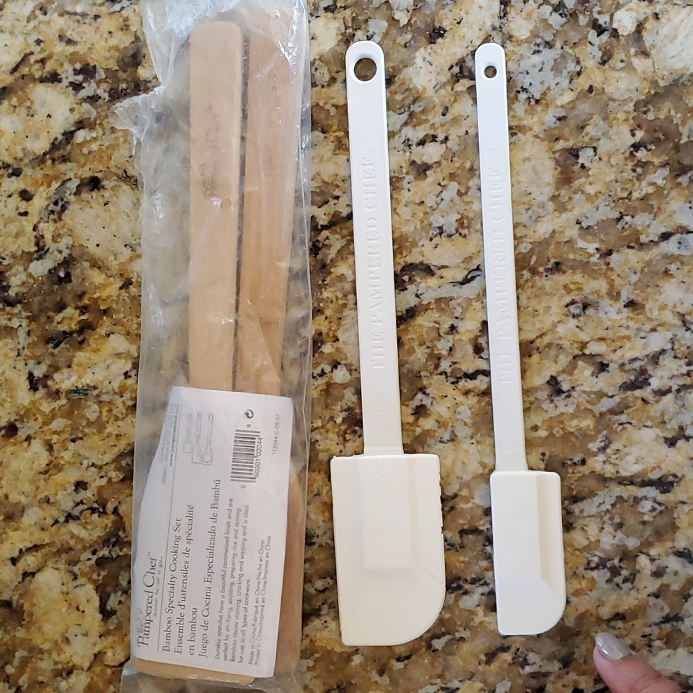 2 bamboo spoons, 2 spatulas. The spoons never used, original package 1 missing.